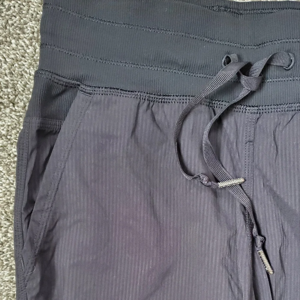 Lululemon Dance Studio Cropped Jogger Pant LIKE NEW size 2 - Picture 8 of 13